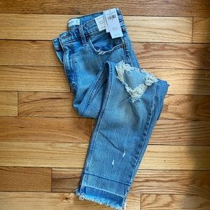 NWT - Abercrombie High Rise Mom Jeans (Distressed), Size 28
